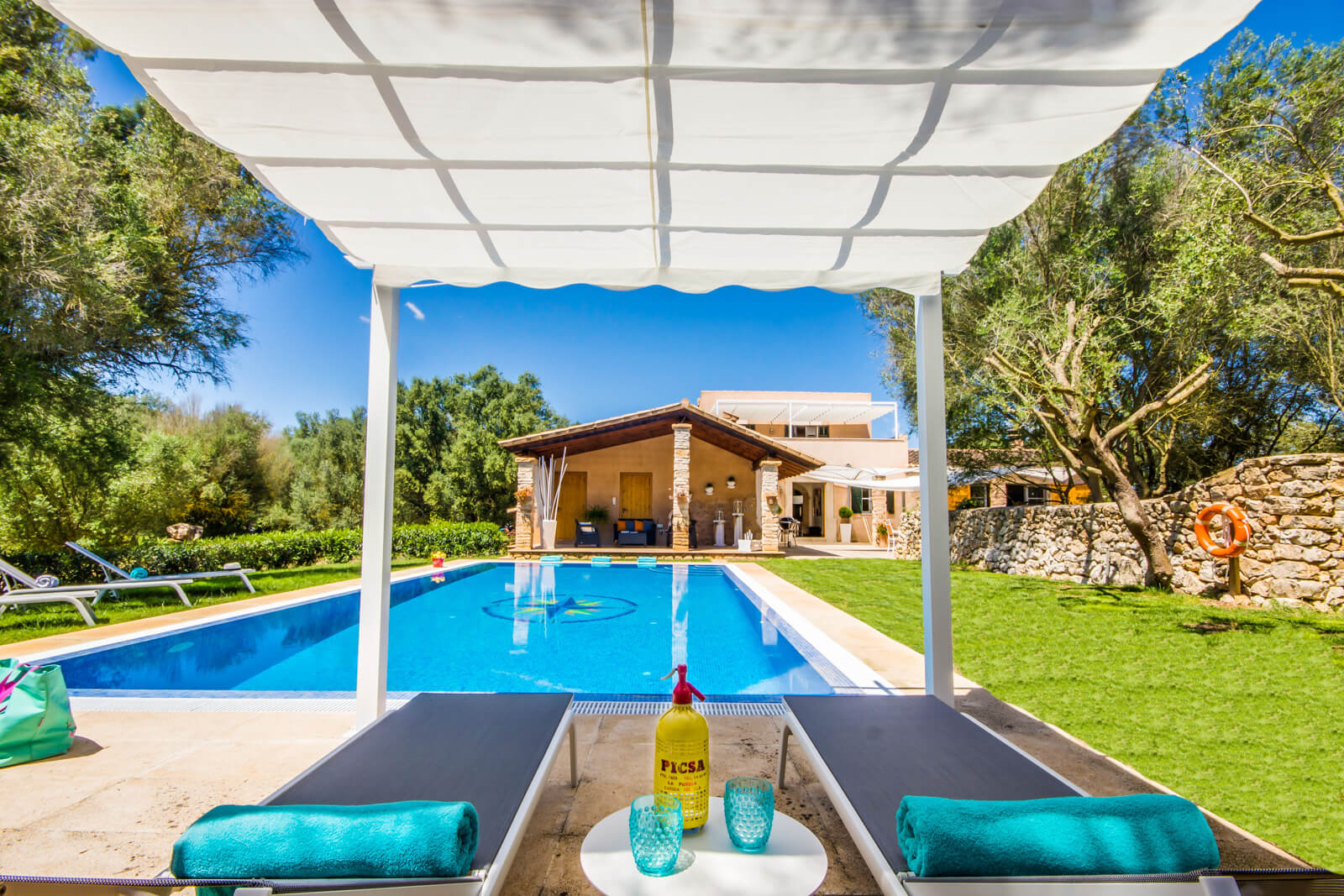 Finca Es Castellot - Lounge mit Pool